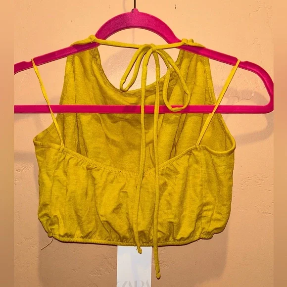Brand New With Tags ZARA Yellow
Cropped Halter Top. Women's size Medium. - Picture 6 of 8